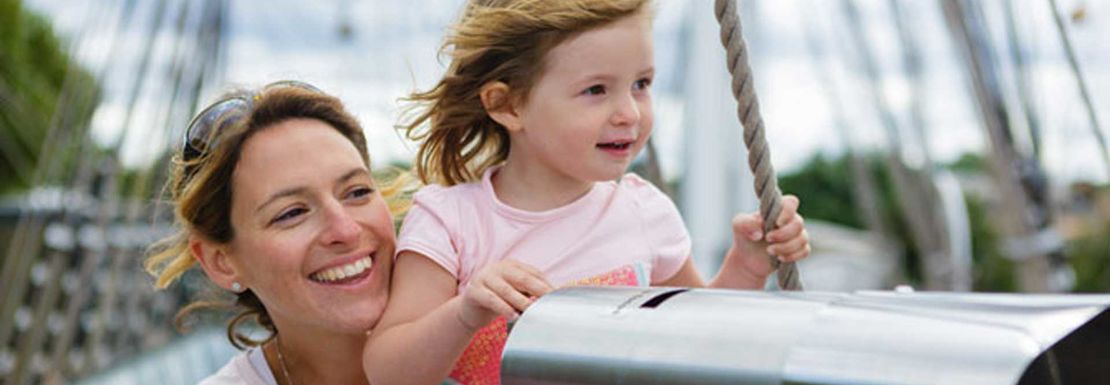 mum and daughter playing at cutty sark
