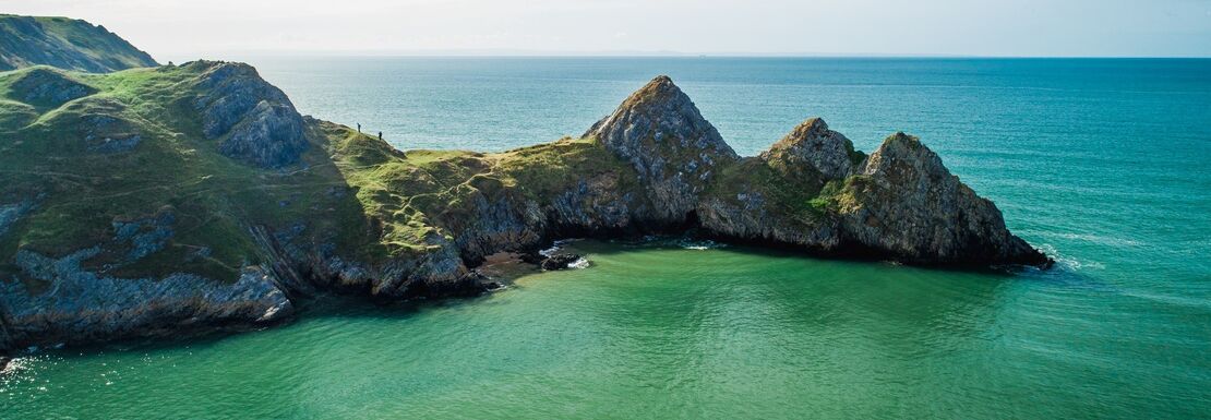 A beautiful lagoon stretches out beyond the rocks to the sea