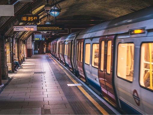 London_Underground_Tube_Platform_with_Hammersmith_and_City_Line_Train