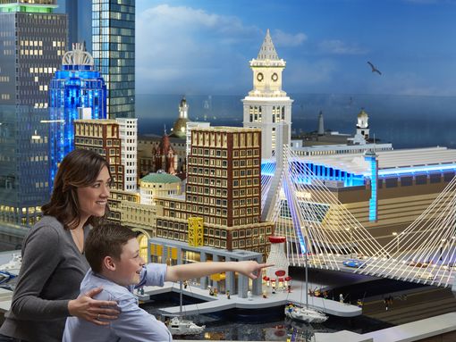 legoland_discovery_centre_mum_and_daughter_admiring_miniland_1