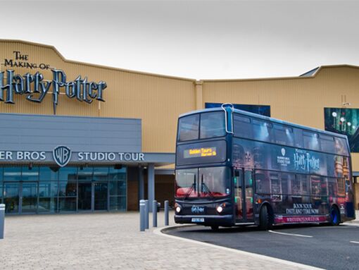 Coach_Outside_Warner_Bros_Harry_Potter_Studio