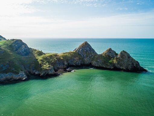 A beautiful lagoon stretches out beyond the rocks to the sea