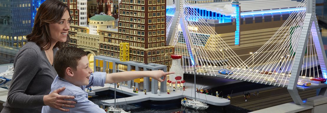 legoland_discovery_centre_mum_and_daughter_admiring_miniland_1