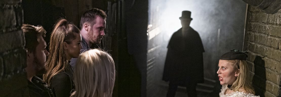 Mary Jane Kelly in alleyway with guests at London Dungeon