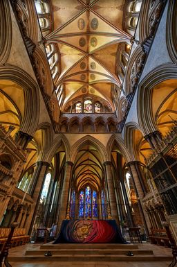 Salisbury Cathedral and the 1215 Magna Carta _ Golden Tours 18
