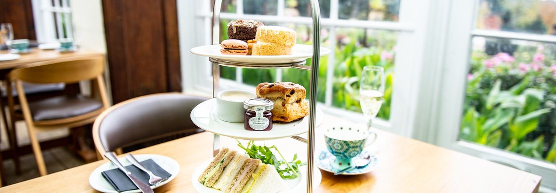 Enjoy an afternoon tea at Windsor Castle for an unforgettable british experience